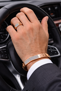 ELVORA GEMS Bracelet manchette pour homme en or rose 18 carats avec incrustation de diamants, design géométrique, style luxueux, à porter au quotidien - Product Image 2