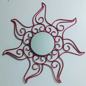 Miroir mural en métal intemporel au design classique, idéal pour les intérieurs traditionnels et une décoration murale élégante, avec une construction durable. - Product Image 1