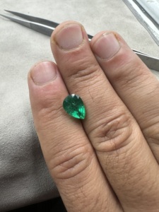 Émeraude naturelle zambienne taille poire 2,62 carats vert riche pierre précieuse non montée pour la fabrication de bijoux - Product Image 5