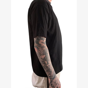เสื้อยืดคอกลมแขนสั้นสีดำสำหรับผู้ชาย แต่งขอบคอตัดสี ทรงปกติ ผ้าเจอร์ซีย์คอตตอนลำลอง - Product Image 6