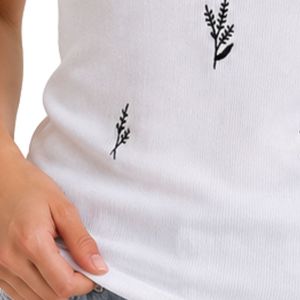 Camiseta sin mangas acanalada blanca y negra para mujer, bordada, informal, de verano, ajustada, de algodón elástico, personalizada, OEM. - Product Image 6