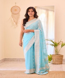 Sari de Seda Azul Claro con Borde Blanco y Puntos, Prenda Tradicional India para Mujer, Estilo Casual para Todas las Temporadas - Product Image 3