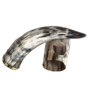 Cuerno Vikingo Artesanal para Beber de 12 Pulgadas, Taza de Cuerno de Buey Natural con Borde de Latón y Punta de Lobo, Copa Nórdica Medieval para Cerveza, con Soporte - Product Image 4