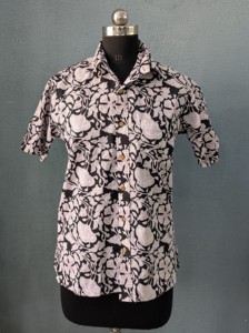 เสื้อเชิ้ตแขนสั้นพิมพ์ลายดอกไม้สไตล์ลำลองสำหรับผู้ชาย ผ้าฝ้าย 100% ระบายอากาศได้ดี ODM สีดำ ปกคอพับ สไตล์ฤดูร้อน - Product Image 4