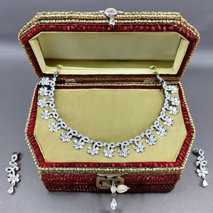 Ensemble de bijoux de mariage classique de luxe en strass blancs, collier et boucles d'oreilles plaqués argent pour les mariées - Product Image 2