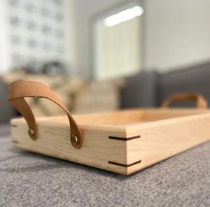 Plateau de service moderne en érable avec poignées en cuir, détails en noyer, finition laquée - Plateau ottoman en bois minimaliste pour cuisine et bureau (modèle simple) - Product Image 2