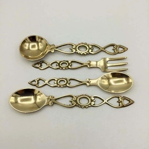 Cuchara de cocina Royal Matte Gold Leaf con diseño único de ramita Mango en relieve de latón Cuchara de cocina moderna - Product Image 3