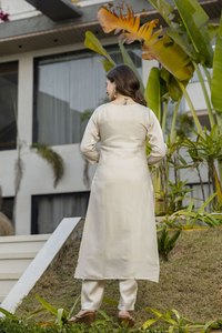 Conjunto de Kurti Bordado de Seda Viscosa Pura con Dupatta de Satén Lagdi – Ropa Étnica Elegante para Mujer - Product Image 5