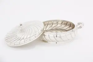 Elegante Cacerola de Acero con Tapa |   Acabado Liso para Comedores de Lujo y Configuraciones de Buffet - Product Image 2