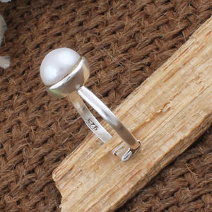 Bague en argent sterling 925 avec perle d'eau douce ronde naturelle, bague solitaire en perle blanche, bijoux fins minimalistes pour femmes - Product Image 5