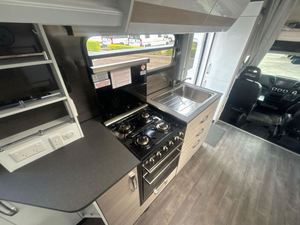 Autocaravana Avida Esperance C7932 SL Blanca |   Autocaravana Familiar para 4 Personas con Características de Lujo Todoterreno Modernas - Product Image 5