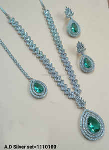 Parure de mariée classique américaine en diamant, collier et boucles d'oreilles deux pièces en laiton plaqué argent pour mariage, style classique et tendance - Product Image 3