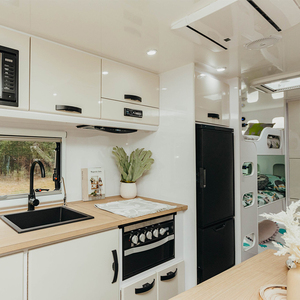 รถบ้านคาราวานไฟเบอร์กลาสสุดหรูพร้อมห้องครัว พื้นที่นอนหลับ ดีไซน์ทันสมัย - Product Image 4