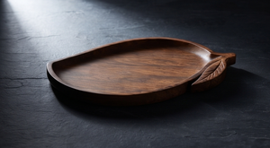 Plateau de service en bois fantaisie en gros, en bois de manguier foncé, avec forme de fruit de manguier et poignée en forme de feuille - Product Image 3