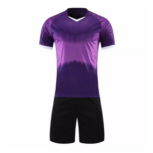 Maillot et short de football personnalisés pour clubs de football professionnels, kit de football personnalisé haut de gamme pour équipes sportives compétitives - Product Image 1