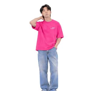 เสื้อยืดคอกลมสีชมพูสดทรงโอเวอร์ไซส์สำหรับผู้ชาย พร้อมกางเกงยีนส์สีน้ำเงินทรงหลวม สไตล์ลำลองแนวสตรีทแวร์ - Product Image 3