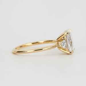 Anillo de compromiso de tres piedras de oro de 14k con diamantes de laboratorio de corte almohada alargado y corte trillón, joyería fina hecha a mano, anillo trilogía de lujo - Product Image 2