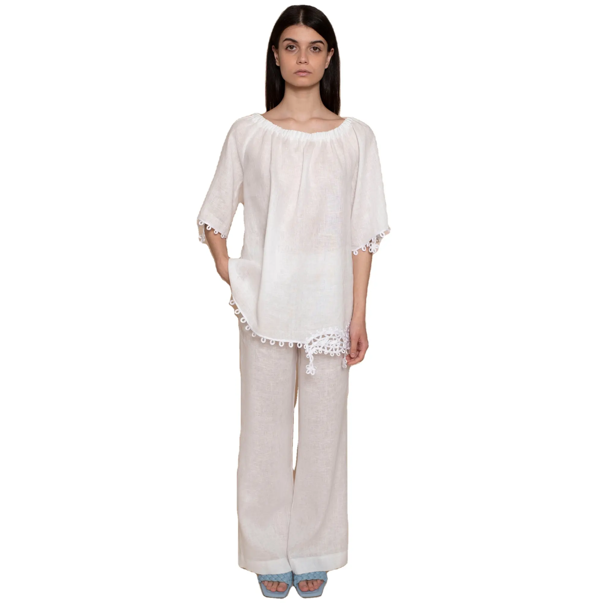 Best quality Italian linen tunic schiffer stretch neckline, embroidery on the sleeves and on the bottom. For the day