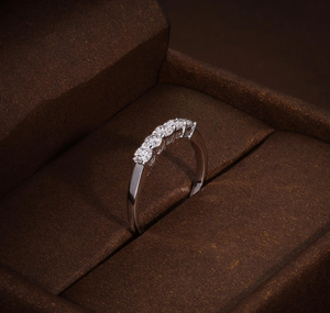 แหวนเงินวินเทจประดับเพชร รับรองโดย IGI สำหรับงานหมั้น งานแต่งงาน และโอกาสพิเศษสำหรับสุภาพสตรี ขายส่ง - Product Image 2