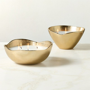 Pot à bougie rond en cuivre avec motif perforé pour les accents décoratifs. Le récipient métallique martelé élégant sert de décoration. - Product Image 2