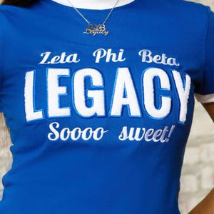 Camiseta Zeta Legacy Chenille Azul con Letras Blancas, Ropa de Sororidad, Algodón, Vida Universitaria Griega, Top Bordado Legacy para Mujer - Product Image 3
