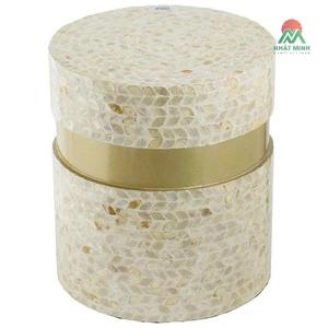 Mesa de centro moderna de plástico con incrustaciones de nácar y un anillo decorativo color bronce; un elemento moderno para la sala de estar - Product Image 1