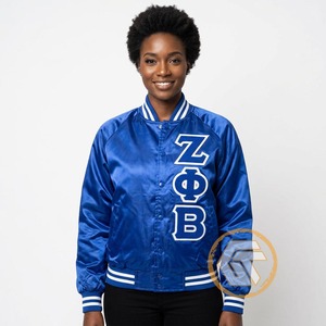 เสื้อแจ็คเก็ต Zeta Phi Beta แบบสั่งทำพิเศษ เสื้อผ้าสำหรับชมรมนักศึกษา คุณภาพสูง ระบายอากาศได้ดี ผ้าซาติน ปักลายตราสัญลักษณ์ตัวอักษร สำหรับฤดูหนาว - Product Image 2