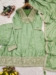 Boutique india: Última colección exclusiva de salwar kameez y dupatta de seda con bordados de diseñador y lentejuelas, estilo tradicional indio-pakistaní. - Product Image 3