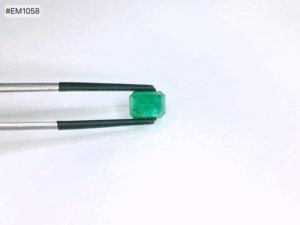 มรกตธรรมชาติ 100% จากแซมเบีย รูปทรงแปดเหลี่ยม 2.09 กะรัต พลอยแท้คุณภาพพรีเมียม ตัดเจียระไนอย่างแม่นยำ สำหรับเครื่องประดับสุดพิเศษ - Product Image 2