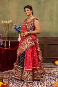 Ensemble Lehenga Choli indien traditionnel, rouge, broderie colorée, motif dessiné à la main, robe de mariée pour femme, longueur au sol, en coton - Product Image 3