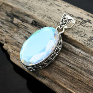 Colgante Artesanal de Topacio Místico con Baño de Plata – Brillante y Atemporal - Product Image 1