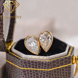 Boucles d'oreilles clous en or jaune 18 carats avec diamant de laboratoire taille poire serti clos, bijoux de luxe de fabricant - Product Image 3