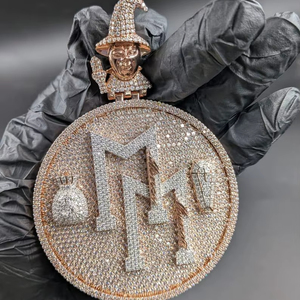 Colgante de plata de ley 925 con letra inicial personalizada en disco, estilo Joker Hip Hop, chapado en rodio y moissanita. - Product Image 1