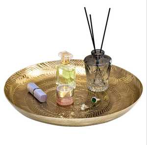 Plateau décoratif rond moderne plaqué or avec motif abstrait gravé pour le rangement de cosmétiques et la décoration intérieure - Product Image 1