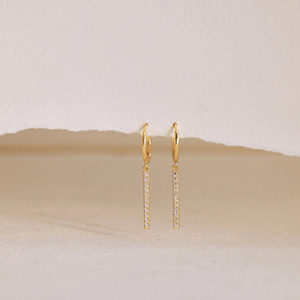 Pendientes de Aro Huggie con Barra de Diamantes en Oro Amarillo - Product Image 1