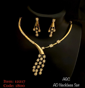 Lujoso collar con colgante de esfera, con detalles en oro brillante y pavé. Disponible a precios de mayorista. - Product Image 2