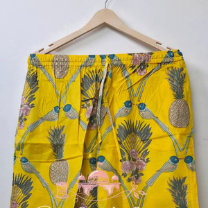 Conjunto de Pijama de Verano de Algodón Hecho a Mano para Mujer, Estampado Floral de Aves en Amarillo Vibrante, Transpirable, de Secado Rápido, Elegante y Lujoso - Product Image 1