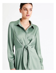 Robe en satin élégante et décontractée au look chic, silhouette ajustable, design évasé, écologique, prête pour l'été - Product Image 2