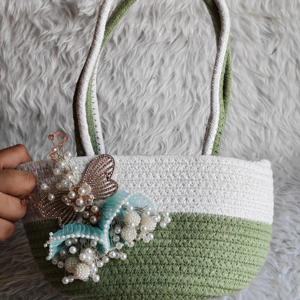 Elegante Bolso Tote de Paja Tejido a Mano con Lazos Adornados con Perlas, Broche Decorativo de Diamantes de Imitación, Bolso de Mano Estiloso para el Verano, Bolso de Vacaciones - Product Image 1