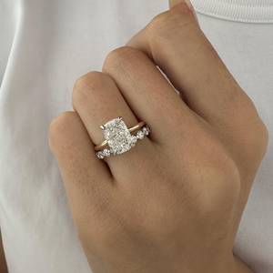Anillo de Compromiso con Diamante Alargado de 3 Quilates, Corte Cojín, Anillo de Diamantes con Halo Oculto en Dos Tonos, Certificado IGI - Product Image 4