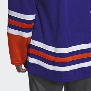 Maillot de hockey sur glace personnalisé unisexe à rayures noires, vertes et roses, manches longues, sublimé, anti-humidité, vêtements de sport - Product Image 4
