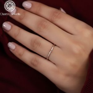 Bague de fiançailles classique pour femme Charm Jewells, trois pierres en moissanite taille coussin, monture à griffes en argent 18 carats, certifiée IGI 3 - Product Image 4