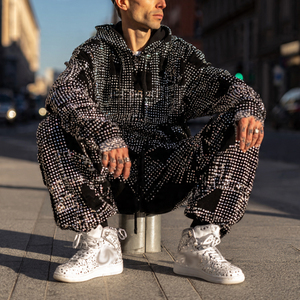 ชุดวอร์มผู้ชายประดับเพชรเทียมแบบกำหนดเอง เสื้อฮู้ดแบบสวมหัวสำหรับฤดูหนาว กางเกงวอร์มประดับเพชรเทียม ชุดจ็อกเกอร์ 450 ชิ้น ชุดวอร์มทรงหลวมประดับเพชรเทียมสำหรับผู้ชาย - Product Image 3