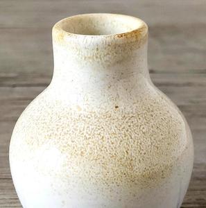 แจกันเซรามิกสไตล์วินเทจเคลือบสีครีมลายจุด รูปทรงโค้งมนคลาสสิก เหมาะสำหรับตกแต่งบ้านสไตล์เรสติก - Product Image 4