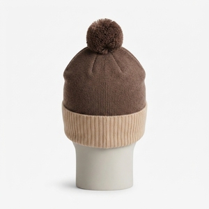 Bonnet en tricot personnalisé marron crème avec pompon, chaud pour l'hiver, à revers, avec logo brodé - Product Image 2
