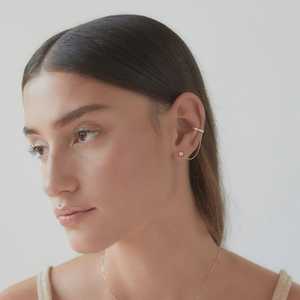 Pendientes tipo ear cuff con cadena, diseño frontal y trasero, joyería llamativa individual con bisel de diamante redondo cultivado en laboratorio, oro macizo de 14k - Product Image 4