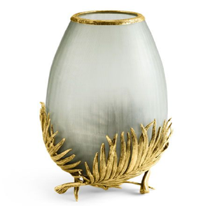 Elegante florero esférico plateado adornado con delicadas calas de tallo dorado. Arte moderno, disponible a precios de mayorista. - Product Image 2