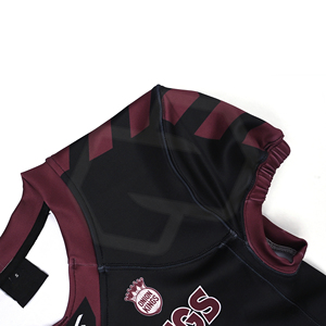 Camiseta de Fútbol Americano Sublimada Negra y Granate para Hombre, Cuello en V, Manga Corta, Transpirable, Ajuste Atlético, Uniforme Deportivo al por Mayor - Product Image 3