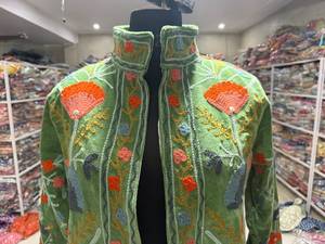 Chaqueta de terciopelo verde con bordado floral y cuello mandarín para mujer, ropa de otoño, manga larga, diseño elegante, regalo para ella. - Product Image 2