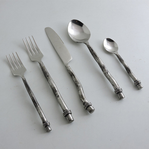 Juego de Cubiertos Chapados en Oro de 5 Piezas con Mango de Hoja de Roble, Pulido Espejo, Cubertería Duradera de Metal para Bodas - Product Image 4
